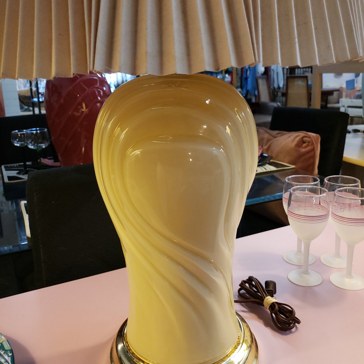 80s CREAM SWIRL LAMP W/ PINCH PLEAT SHADE